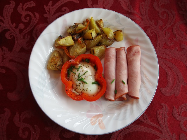 Red pepper ringed egg with oven roasted potatoes and ham is served at Yamhill Vineyards Bed & Breakfast to guests